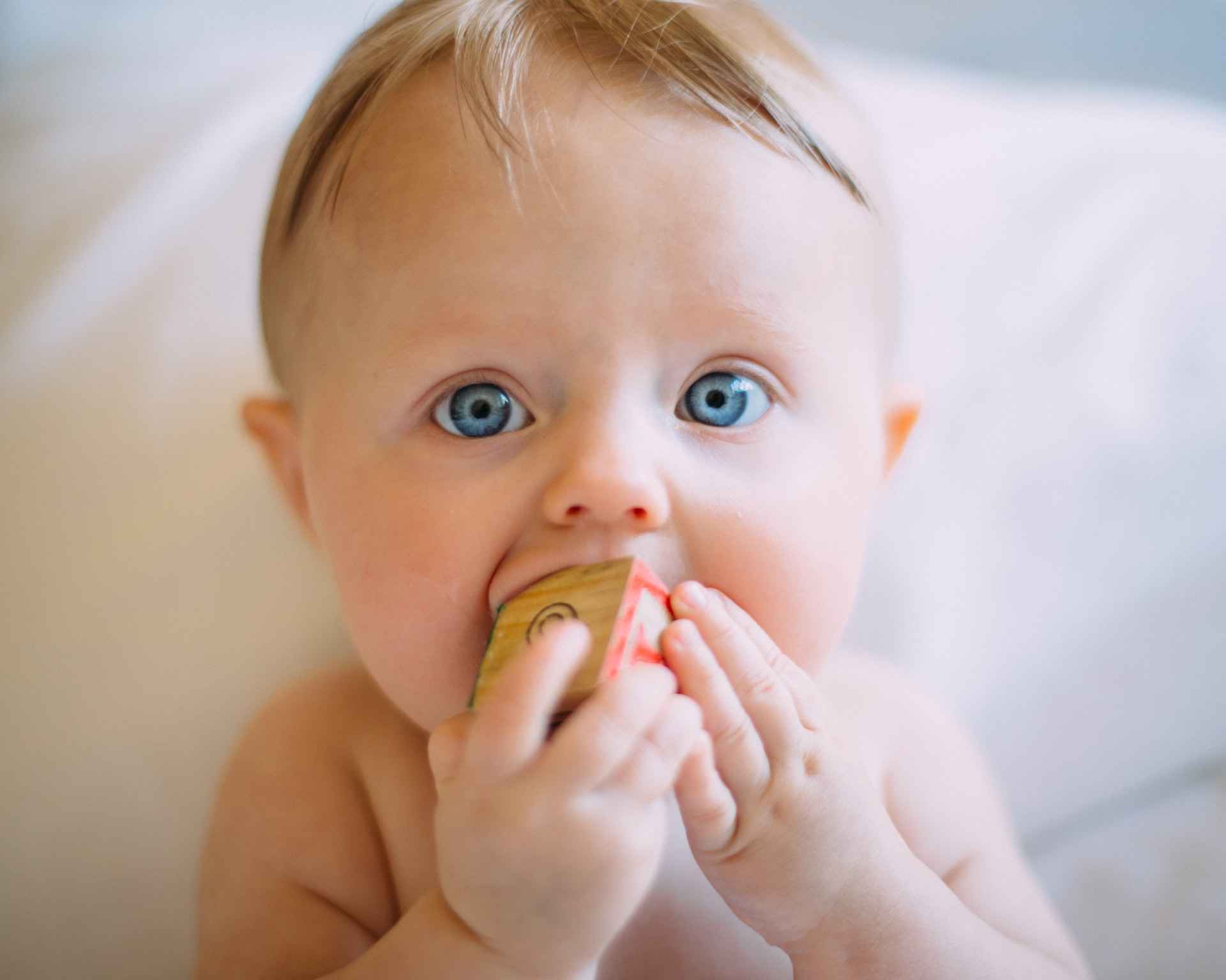 Süße Babys Tauschen Leckere Weiße Spermien