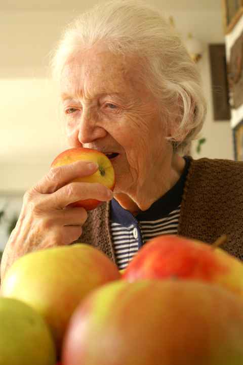 Seniorin mit Apfel